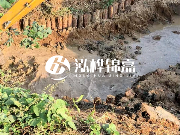 湖南防汛木樁批發廠家泓樺錦嘉 - 防洪木樁的作用是什么？?